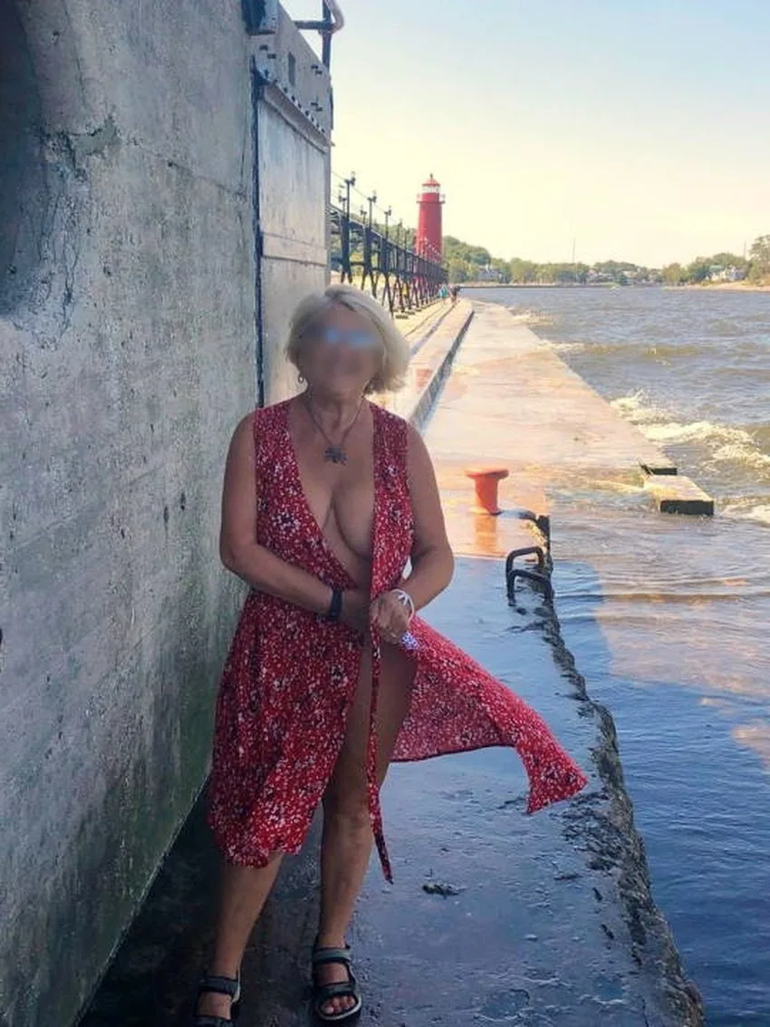 Carole 49 ans cherche moments de plaisir érotique avec un jeune amant 1 carole femme mure jpg