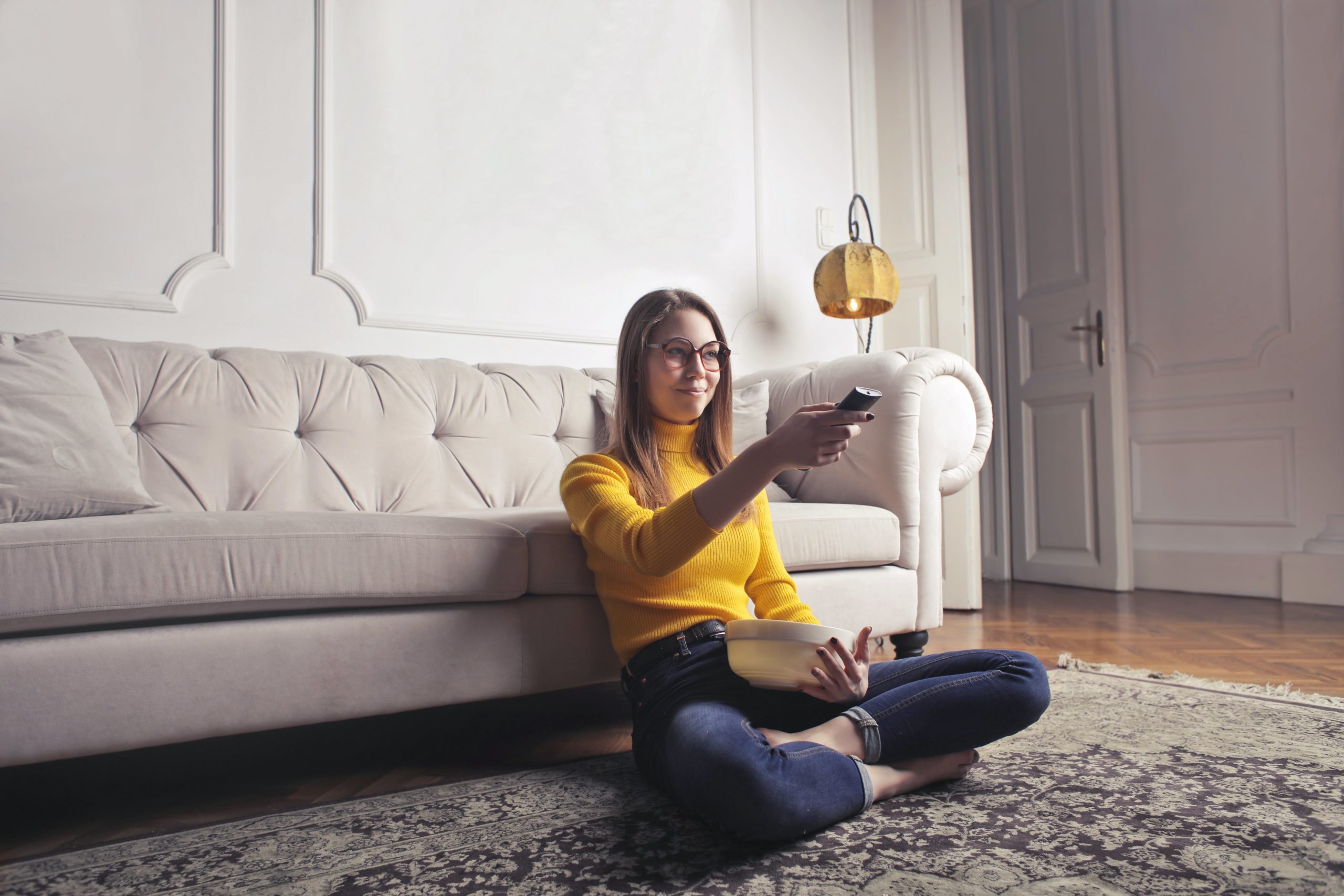 Une fille regarde du cinema porno