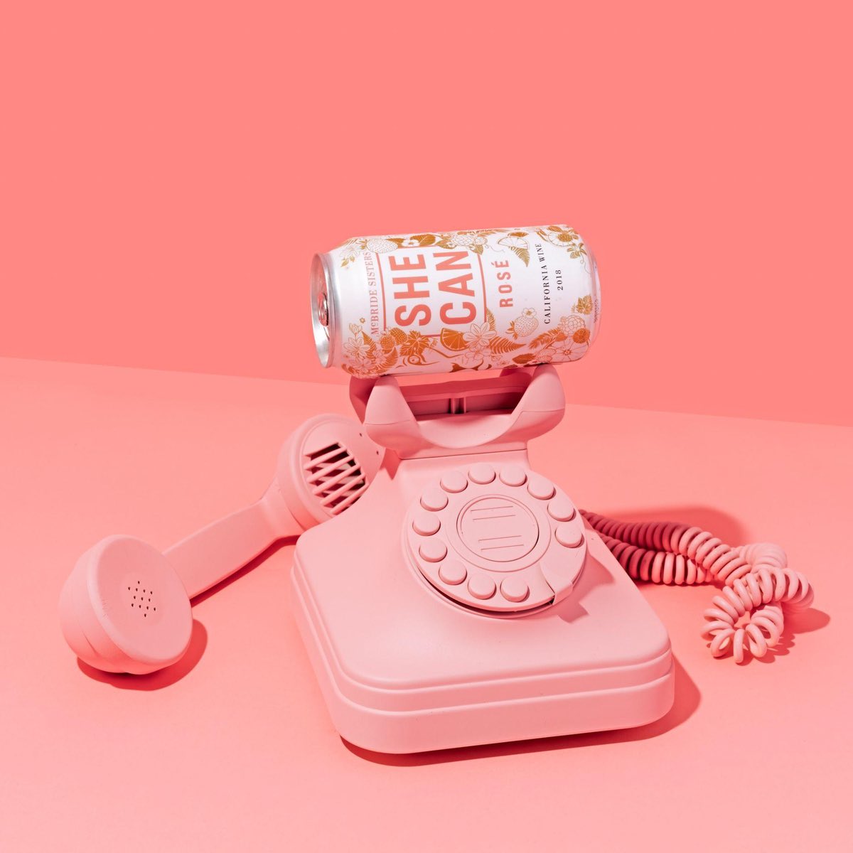 Le téléphone rose avec des coquines